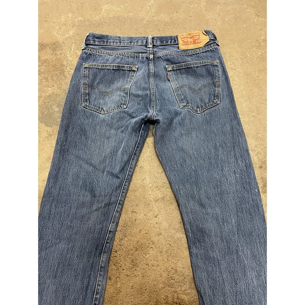 Levis 501 Jeans Mens 33x32 Medium‎ Wash Blue Straight Leg Button Fly Distressed